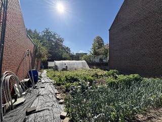 Nabij het centrum van Meulebeke vinden we dit verrassend perceel grond terug die uitgeeft op de Bonte Berenstraat. Geen bouwverplichting. Dit...