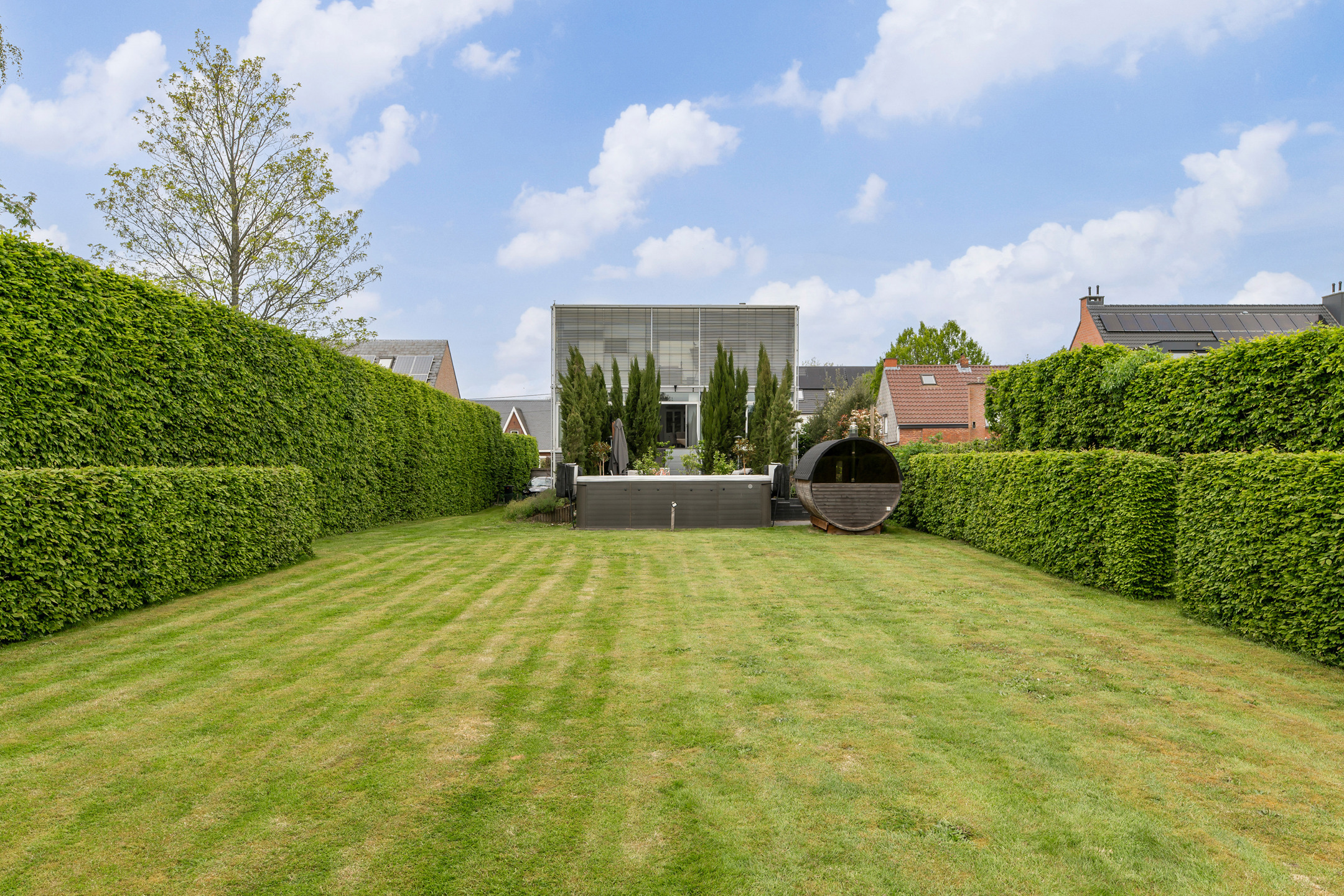 Zeer unieke architectenwoning op ruim perceel van 1.378m².  - foto 2