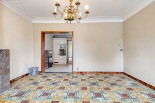 Deze charmante hoeve is gelegen in Oorbeek (Tienen) en biedt een directe toegang tot de snelweg alsook de groene omgeving. <br /><br />De woning beschikt over een inkomhal met plaats voor een vestiaire. Vanuit de hal heeft u toegang tot de ruime leefruimte die beschikt over authentieke elementen zoals de open haard. Aansluitend vinden we de eetkamer en keuken. Verder vinden we op het gelijkvloers 2 ruime slaapkamers (ook te gebruiken als bureau of 2de leefruimte) en een badkamer met douche en enkel lavabo.<br /><br />Op de eerste verdieping vinden we nog 3 ruime slaapkamers. Verder kan de zolder nog afgewerkt worden naar extra slaapkamers en/of een badkamer. <br /><br />Verder heeft de woning een ruime kelder.<br />Een grote troef is de ruime garage en schuur met een oppervlakte van +/- 90m². Alsook de vele bijgebouwen in de tuin. <br /><br />Buiten vinden we een ruime tuin en terras.<br /><br />EPC F, renovatieverplichting. Niet-asbestveilig. Verwarming is op aardgas, elektriciteit is niet conform. <br /><br />De mogelijkheid bestaat om dit pand in 2 woningen te splitsen.<br /><br />Contacteer ons gerust voor een bezoek en/of meer informatie!