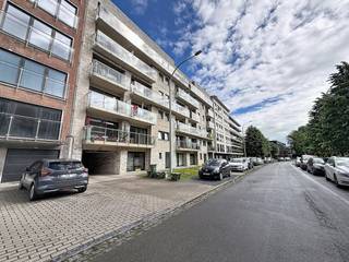 Dit lichtrijke appartement bevindt zich op de tweede verdieping van een verzorgd gebouw met lift en biedt een praktische indeling met alle comfort. Dankzij het gunstige energieverbruik en de instapklare afwerking is dit de ideale woonst voor wie op zoek is naar een gezellige thuis in Ieper.Verdiep +2: - Inkom met apart toilet - Leefruimte- Open keuken- Berging - Slaapkamer- Badkamer- TerrasGelijkvloers: - Gemeenschappelijke fietsenberging- VuilnisbergingBen je geïnteresseerd in dit pand te huur in Ieper? Surf dan naar de website www.dewaele.com, klik op de rode knop 'Bezoek aanvragen' en vul het huurdersprofiel in. Daarna nemen we contact op voor een bezoek.