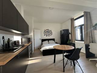 **Lichtrijke studio, gegeerde locatie**De Windmolenstraat is een zijstraat van dé Tiensestraat en is een uiterst gegeerde locatie gezien zijn rustige...