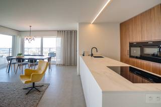 Dit schitterend afgewerkte hoekappartement is gelegen op de 7DE verdieping van het prestigieuze complex "THE WAVES SALT". De residentie is een begrip in Oostende en wordt aanzien als één van de mooiste nieuwbouwprojecten van de laatste jaren. Voor de afwerking werden kosten noch moeite gespaard waardoor het appartement absolute luxe uitademt. De keramische tegelvloer met overal vloerverwarming loopt door het ganse appartement. Het appartement is als volgt ingedeeld:Inkomhal met vestiaire, ruime woonkamer met hypermoderne keuken, slaapkamer met zicht op de golf, schitterend zonneterras (37m²), dat rondom het appartement loopt, ruime berging met voorbereidingen aircosysteem, 2 badkamers waarvan 1 met sauna, afzonderlijk toilet, nog 2 slaapkamers, elk voorzien van ingemaakte kasten. De afwerking en het panoramisch zicht zijn uniek waardoor dit een absolute topper is! Mogelijkheid tot aankoop van een ruime garagebox in de ondergrondse parkeerruimte met voorziening voor laadpaal. Bij het appartement horen tevens een kelder en 3 fietshaken.