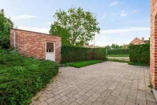 <strong>Volledig gerenoveerde 3-gevelwoning (2011), ideaal gelegen aan de Hippodroomlaan op de grens met Wezembeek-Oppem.</strong><br />Gelijkvloers: Inkomhal, WC, bureau, living met toegang naar het grote terras met berging en volledig ingerichte keuken.<br />Eerste verdieping: Nachthal, wasplaats, 3 slaapkamers en ruime badkamer voorzien van ligbad, douche, dubbele lavabo en WC.<br />Extra informatie: EPC B en elektrische installatie is conform.