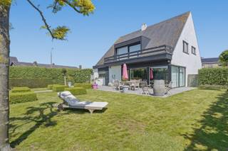 Rustig gelegen alleenstaande woning met prachtige tuin op een perceel van 980 m² in een residentiële woonwijk te Eernegem. Deze ruime gezinswoning beschikt over een bruikbare vloeroppervlakte van 264 m² en combineert comfort, licht en praktische indeling.<br /><br />Op het gelijkvloers vindt u een inkomhal met gastentoilet, een apart bureau ideaal voor thuiswerk of vrij beroep, een lichtrijke leefruimte met parketvloer en zicht op de tuin, alsook een uitgeruste keuken met ontbijthoek. De inpandige garage beschikt over een elektrische sectionale poort, aansluiting voor wasmachine, waterontharder en condenserende Bosch-ketel op aardgas.<br /><br />Op de verdieping bevinden zich 3 volwaardige slaapkamers met ingemaakte kasten en 2 badkamers, waarvan één met inloopdouche en één met ligbad. Er is de mogelijkheid voor een vierde slaapkamer te creëren. Daarnaast is er een ruime geïsoleerde stapelzolder aanwezig.<br /><br />Buiten geniet u van een groot zonneterras, een verzorgde tuin, een extra houten garage met elektrische poort én een praktisch tuinhuis met elektriciteit.<br /><br />Extra troeven:<br /><br />✔ Conforme elektriciteit tot 2046<br />✔ Elektrische screens<br />✔ Rustige en kindvriendelijke ligging<br />✔ Ingemaakte kasten<br />✔ Aparte bureau<br />✔ 2 garages<br /><br /><br />Een ideale woning voor wie op zoek is naar ruimte, comfort en een mooie tuin in een rustige omgeving.