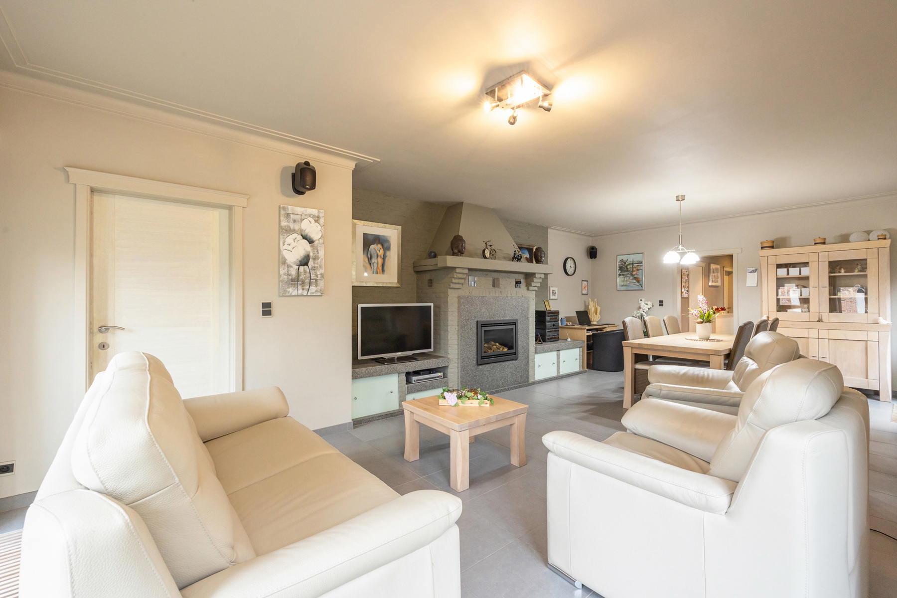 Gedeeltelijk gerenoveerde laagbouwwoning op perceel van ca. 1.516m². - foto 4