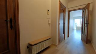 Ontdek dit prachtige appartement gelegen in het hart van Tienen op de Veemarkt. Met een bewoonbare oppervlakte van maar liefst 86 m² biedt dit appartement voldoende ruimte voor een comfortabel leven. De woning werd volledig gerenoveerd met een nieuwe moderne keuken, nieuw parketvloer en volledig opgeschilderd. Volledig klaar om van te genieten. <br /><br />Het appartement beschikt over twee slaapkamers. De moderne indeling zorgt voor een lichte en luchtige uitstraling, waardoor je je meteen thuis zult voelen. De woonkamer is ideaal voor ontspanning en beschikt over een prachtig zicht over de Veemarkt. De aangrenzende keuken biedt alle nodige voorzieningen voor het bereiden van heerlijke maaltijden. Tenslotte beschikt u nog over een moderne badkamer en een apart toilet. <br /><br />Een van de vele voordelen van dit appartement is de aanwezigheid van een lift, waardoor je eenvoudig en veilig naar je appartement kunt komen, ongeacht je mobiliteit. <br /><br />Met een EPC-waarde energielabel B is dit appartement ook nog eens energiezuinig. Dit betekent lagere energiekosten en een kleinere ecologische voetafdruk, wat bijdraagt aan een duurzamer leven. De gem kosten incl water + verwarming bedragen € 200/maand. <br /><br />Dit prachtig appartement is gelegen in het centrum van Tienen, dichtbij lokale winkels, restaurants en openbaar vervoer, wat dit appartement niet alleen een comfortabele, maar ook een praktische keuze maakt.<br /><br />Graag een bezoek? Bel Marie op het nummer 0492 64 65 72 of mail naar info@ledonimmo.be.