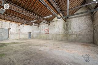 <p>Te koop: vergunde opbrengsteigendom met een kantoor, 2 appartementen en groot magazijn in Ronse</p><p>In de Olifantstraat in Ronse bevindt zich deze vergunde opbrengsteigendom met meerdere entiteiten en bijkomend magazijn. Een interessante opportuniteit voor investeerders die op zoek zijn naar direct rendement.</p><p>Wat maakt dit pand uniek?<br />Het pand bestaat uit een kantoor, en twee appartementen, + groot magazijn (parking). <br />De wooneenheden zijn momenteel verhuurd, wat zorgt voor een stabiele huuropbrengst.</p><p>Voor wie is dit ideaal?<br />Ideaal voor investeerders die op zoek zijn naar een opbrengsteigendom met rendement.</p><p>Te koop via Immo Beguin, jouw vastgoedexpert sinds 2009, met kantoren in Ronse, Waregem, Kortrijk, Deinze, Doornik en Lessines.<br />Meer info of bezoek na afspraak met emmy@immobeguin.be</p>