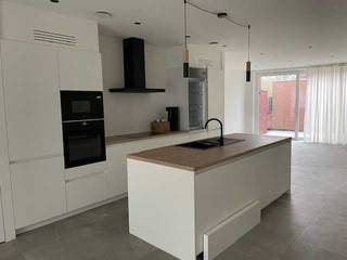 Energiezuinige woning met terras, eigen parkeerplaats en fietsenberging in het centrum van Zomergem. Indeling gelijkvloers: inkom, toilet, 52 m²woonkamer met moderne keuken en kookeiland en berging. 1 ste verdieping: 2 slaapkamers, apart toilet en badkamer met douche, wasplaats of linnenkamer. 2de verdieping: 31m² volledig afgewerkte open ruimte die als slaapkamer kan dienen. Recent gebouwde woning 2024-2025 voorzien van alle comfort, volledig geschilderd en voorzien van gordijnen. Instapklaar vanaf 1 december 2025.