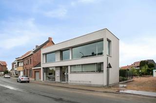 Bent u op zoek naar een kantoor- of praktijkruimte op een toplocatie in Geluwe? Dit instapklare pand dat te koop staat in Geluwe biedt een perfecte combinatie van functionaliteit, ruimte en bereikbaarheid. Het gebouw beschikt over een uitstekend energieprofiel met energielabel B, mede dankzij de hr-beglazing en het duurzame aluminium schrijnwerk. Door de grote raampartijen geniet u in elke ruimte van uitzonderlijk veel natuurlijke lichtinval. Bovendien zorgen de praktische, aparte ruimtes voor een optimale indeling voor diverse professionele activiteiten of een vrije beroeper.<br /><br />Indeling: <br />> Gelijkvloers<br />- Inkom met ontvangstruimte, ingerichte wachtruimte en een balie<br />- Aparte bureau<br />- Ingerichte keuken<br />- Aparte praktijkruimte<br />- Toilet<br /><br />> Eerste verdieping<br />- 4 aparte praktijkruimtes<br />- Technische ruimte<br /><br />Troeven:<br />- Grote raampartijen die zorgen voor een optimaal lichtinval<br />- Centrale ligging nabij diverse invalswegen<br />- Hr-beglazing<br /><br />Bent u op zoek naar bedrijfsvastgoed bestaande uit een praktijkruimte/kantoorruimte te koop in Geluwe? Aarzel dan niet om ons te contacteren op het nummer 056 21 11 11.<br /><br />Bestuursmaatregelen in het maatregelenregister: in aanvraag