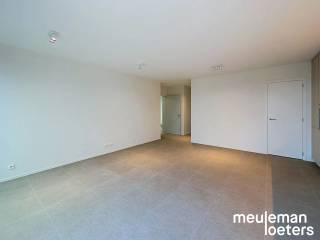 Au cœur de Veldegem, découvrez ce spacieux appartement de trois chambres situé au deuxième étage de la résidence moderne Delphine, construite en 2026. L’alliance d’une architecture contemporaine, de matériaux de haute qualité et de technologies énergétiquement performantes fait de ce logement un lieu agréable à vivre.<br /><br />L’entrée s’ouvre sur un lumineux espace de vie doté de grandes fenêtres, véritable atout pour la luminosité. La cuisine attenante, entièrement équipée avec des appareils haut de gamme SMEG, comprend un lave-vaisselle, une plaque à induction avec hotte intégrée, un combiné réfrigérateur-congélateur et un four à convection. Un espace de rangement pratique avec branchements pour lave-linge et sèche-linge complète cet ensemble.<br /><br />L’appartement dispose de trois grandes chambres doubles, idéales pour une famille, un bureau à domicile ou une salle de loisirs. La salle de bain séparée est finie avec modernité et équipée d’une douche à l’italienne, d’un double lavabo, d’une armoire murale et d’un radiateur porte-serviettes.<br /><br />Un véritable plus est la grande terrasse offrant une vue dégagée remarquable !<br /><br />Côté stationnement et rangement, ce bien offre de nombreux avantages. Un garage privé est inclus dans la location, équipé d’une porte automatique, d’un éclairage et de l’électricité. Une borne de recharge pour véhicules électriques peut également y être installée. Un second garage est disponible en location optionnelle pour 75 € par mois. Les vélos peuvent être rangés en toute sécurité dans le local commun prévu à cet effet.<br /><br />L’appartement est déjà équipé de luminaires et de rails pour rideaux.<br /><br />Grâce à ses caractéristiques à énergie neutre et à ses technologies modernes, vous profitez d’un cadre de vie durable, axé sur le confort et l’efficacité.