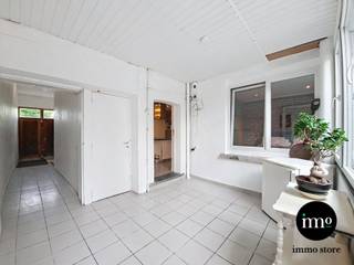 <p>Immo Store presenteert een uitzonderlijke voormalige bakkerswoning met bijzonder veel ruimte, karakter en potentieel. Het pand omvat een gelijkvloerse woonentiteit met ruime cour, aangevuld met meerdere verdiepingen die plaats bieden aan woongelegenheid ter grootte van een appartement met terras en een duplex. Achteraan bevindt zich een indrukwekkend voormalig bakkersatelier, uitgewerkt over twee volwaardige niveaus in een open en ruimtelijke stijl. Dankzij de royale volumes en flexibele indeling is deze ruimte ideaal voor hobbyisten, kunstenaars, zelfstandigen of creatieve invullingen. Als absolute troef beschikt het geheel over een grote zuidgerichte tuin die volledig naar eigen smaak en wensen kan worden ingericht. Een unieke eigendom boordevol mogelijkheden voor wie op zoek is naar ruimte, authenticiteit en vrijheid in gebruik. <span>Grijp deze unieke IMMO STORE-kans en plan vandaag nog uw bezoek! Bel ons op 02/203.03.03 of stuur een mail naar info@immo-store.be!</span></p>