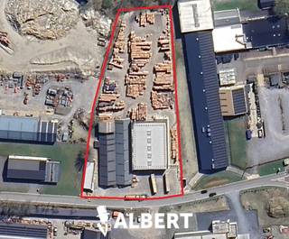 <p>Site industriel de 93a38ca comprenant des bureaux modernes, trois halls et de vastes infrastructures extérieures, idéalement située à seulement 3 km de l’E42.<br /><br />Le bâtiment de bureaux récent offre un hall d’entrée représentatif, deux espaces de bureau, une salle serveur, des sanitaires séparés, un vestiaire avec douches ainsi qu’une cuisine entièrement équipée avec coin repas.<br /><br />Le site comprend trois halls :  <br />- Deux halls connectés (construction 1980) de ± 627 m² et 668 m², avec des hauteurs libres comprises entre 2,5 m et 5 m.  <br />- Un hall récent (construction 2024) de ± 1.027 m², avec une hauteur libre de 6,9 m à 7,45 m.<br /><br />Autour des bâtiments se trouve une aire entièrement stabilisée, adaptée au trafic lourd et aux activités logistiques. À l’arrière des halls, une grande zone de stockage extérieur d’environ 40 ares est disponible.<br /><br />Grâce à la combinaison de constructions récentes, de halls de production et de stockage ainsi que de vastes espaces extérieurs, ce site constitue une base polyvalente et facilement accessible pour toute entreprise à la recherche d’une implantation stratégique.<br /><br />Pour plus d’informations ou pour organiser une visite, contactez Geert au 0475/54 79 62 ou par e-mail à geert.vertongen@albert.immo</p>