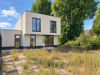 <strong>Op zoek naar een stijlvolle, energiezuinige koppelwoning op een rustige en residentiële ligging? Ontdek deze prachtige villa in het nieuwe woonproject Kortehof in Westende.</strong><br /><br />Gelegen in de <strong>Kortestraat, een rustige en doodlopende straat</strong>, geniet deze koppelwoning van een aangename en residentiële woonomgeving waar rust en privacy centraal staan. Dankzij de ruime perceeloppervlakte van maar liefst <strong>489 m²</strong>, de groene omgeving en de praktische indeling vormt deze woning een ideale thuis voor gezinnen die op zoek zijn naar ruimte, comfort en kwaliteit.<br /><br />De woning wordt <strong>sleutel-op-de-deur</strong> gerealiseerd volgens de plannen van de architect en het uitgebreide verkoopslastenboek. Met een hedendaagse architectuur, hoogwaardige materialen en de nieuwste technieken is dit een woning die helemaal klaar is voor de toekomst.<br /><br />Binnen beschikt de woning over een <strong>ruime en lichtrijke leefruimte</strong> met een aangename zithoek en eethoek, aansluitend op de open keuken. De praktische berging en inpandige garage zorgen bovendien voor heel wat extra comfort en bergruimte.<br /><br />Op de verdieping bevinden zich <strong>drie volwaardige slaapkamers,</strong> waarvan één beschikt over een <strong>ensuite badkamer</strong>. Daarnaast is er een tweede, aparte badkamer en een praktische nachthal. Deze doordachte indeling biedt volop ruimte en privacy voor het hele gezin. De combinatie van ruime leefruimtes en een functionele bovenverdieping maakt van deze woning een comfortabele en ideale gezinswoning.<br /><br />Ook technisch is deze woning bijzonder interessant. De woning wordt uitgerust met een <strong>individuele lucht-waterwarmtepomp</strong>, gekoppeld aan <strong>vloerverwarming</strong>. Er worden twee verwarmingszones voorzien – een leefzone en een slaapzone – zodat het comfort optimaal kan worden afgestemd. Daarnaast wordt een <strong>ventilatiesysteem type D</strong> met warmterecuperatie voorzien, waarbij verse lucht wordt aangevoerd en vervuilde lucht wordt afgevoerd met recuperatie van de warmte.<br />De woning beschikt over een <strong>hemelwaterput van 7.500 liter</strong>, waarbij het regenwater kan worden hergebruikt voor onder meer de toiletten en het buitenkraantje. Het regenwater wordt bovendien op een gecontroleerde manier afgevoerd via een WADI op het perceel.<br /><br /><strong><u>De troeven van Lot 3 op een rij:</u></strong>
<ul>
<li>Rustige, residentiële ligging in een doodlopende straat</li>
<li>Ruim perceel van ca. 489 m²</li>
<li>3 slaapkamers, 2 badkamers</li>
<li>Lichtrijke leefruimte met open keuken</li>
<li>Inpandige garage</li>
<li>Ruim terras en eigen tuin (aanleg incl.)</li>
<li>Warmtepomp & vloerverwarming</li>
<li>Ventilatie D met warmterecuperatie</li>
<li>Hemelwaterput van 7.500 liter</li>
<li>Hoogwaardige en energiezuinige afwerking</li>
<li>Persoonlijke keuze in afwerkingsmaterialen</li>
</ul>
Een moderne nieuwbouwwoning met ruimte, rust en comfort, op een topligging voor wie graag residentieel woont maar toch vlot bereikbaar wil blijven.<br />Interesse in deze unieke woning binnen het project Kortehof? Contacteer ons vrijblijvend voor meer informatie over de plannen, de afwerking en de mogelijkheden.