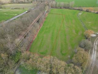 ! IN OPTIE - COMPROMIS IN OPMAAK !Perceel landbouwgrond met een regelmatige vorm en een oppervlakte van ± 61a 05ca. Het akkerland maakt deel uit van...