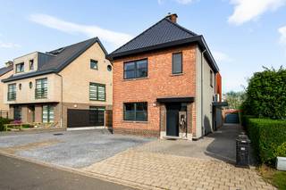 Ruime instapklare woning met 3 slaapkamers in TisseltDeze ruime en instapklare woning is ideaal gelegen in een straat met enkel plaatselijk verkeer,...