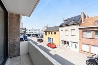 <p>Te koop: vernieuwd appartement in de Slachtersstraat, centraal gelegen in een kleine residentie in Oostende.</p>

<p> </p>

<p>Dit instapklaar appartement combineert een frisse afwerking met een praktische indeling. Dankzij de drie slaapkamers is het ideaal voor gezinnen of wie extra ruimte zoekt. De ligging in een kleinschalige residentie zorgt voor rust, terwijl winkels, openbaar vervoer en het stadscentrum op korte afstand bereikbaar zijn.</p>

<p> </p>

<p>Belangrijkste ruimtes:<br />• Woonkamer met veel lichtinval<br />• Keuken met gasfornuis<br />• Drie slaapkamers met voldoende ruimte of voor een bureau<br />• Badkamer met inloopdouche<br />• Apart toilet<br />• Berging voor extra opslag<br />• Terras voor buitenmomenten<br />• Parkeerplaats</p>

<p> </p>

<p>Troeven:<br />• Vernieuwd appartement met instapklare afwerking<br />• Drie volwaardige slaapkamers<br />• Centraal gelegen in een kleine residentie</p>

<p> </p>

<p>Een extra troef is de optie om een aparte autostaanplaats bij te kopen. Zo kan u altijd uw wagen kwijt en is alles vlot bereikbaar.</p>

<p> </p>

<p>Neem vandaag nog contact op met je ERA-makelaar voor een bezoek.<br />JOUW DROOMAPPARTEMENT. ZO GEVONDEN!</p>