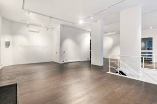 <p><strong>Commerciële Ruimte van ca. 240 m² op ’t Zuid</strong></p>
<p><strong>Iconische gevel | Toplocatie | Hoge visibiliteit<br /></strong>Ontdek een uitzonderlijke commerciële ruimte in een prachtig gebouw in <strong>Neo-Vlaamse renaissancestijl</strong>, gelegen op een absolute <strong>AAA-locatie</strong> in het hart van ’t Zuid.</p>
<p><strong>De Ruimte</strong></p>
<ul>
<li><strong>250 m²</strong> polyvalente handelsruimte</li>
<li><strong>14 m gevelbreedte</strong>voor maximale zichtbaarheid</li>
<li>Twee ruime open levels (gelijkvloers + sous-sol)</li>
<li>Centrale vide zorgt voor lichtinval en een open, architecturale beleving</li>
<li>Elk niveau beschikt over een aparte berging</li>
</ul>
<p><strong>Extra Mogelijkheden: </strong>Wil u groter gaan? Er zijn <strong>bijkomende oppervlaktes (105 m² tot 800 m²)</strong> beschikbaar, zodat u de volledige <strong>30 m brede gevel</strong> kunt benutten.</p>
<p><strong>Parkeren</strong></p>
<ul>
<li>Vlot parkeren dankzij publieke parkings <strong>Kooldok</strong>en <strong>Steendok</strong></li>
<li>Optionele <strong>privatieve autostaanplaats</strong>: €170/maand</li>
</ul>
<p><strong>Praktisch</strong></p>
<ul>
<li>Beschermd bouwkundig erfgoed</li>
<li>Maandelijkse kosten: €180 (beheer, gemeenschappelijke delen, provisie water)</li>
<li>Individuele aansluiting voor elektriciteit en gas</li>
</ul>
<p><strong>Ligging<br /></strong>Gelegen in het meest dynamische deel van ’t Zuid, omringd door cultuur, horeca, designzaken en uitstekende bereikbaarheid. <strong>Een perfecte plek voor galerie, conceptstore, atelier, kantoor of high-end retail.</strong></p>
