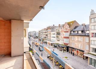 <strong>Residentie ZonZicht: Uw uitvalsbasis aan de Kust</strong><br /> <br />Ontdek residentie "ZonZicht", een stijlvol nieuwbouwproject in de Zeelaan te Koksijde, op slechts één minuut wandelen van het strand. Het gebouw, gekenmerkt door strakke lijnen en grote raampartijen, biedt maximaal lichtinval en een tijdloze architectuur. De hoge afwerkingsgraad en het gebruik van kwalitatieve materialen zorgen voor duurzaam wooncomfort. <br /> <br />Residentie "ZonZicht" is ideaal voor wie een comfortabele uitvalsbasis zoekt voor vakanties in Koksijde, met een uitstekende bereikbaarheid en nabijheid van het centrum en het gemeentehuis, waar tal van activiteiten plaatsvinden. Bovendien is dit project een sterke investering, met mogelijkheden voor zowel vakantie- als jaarverhuur.<br /><br />Indeling: Inkomhal met plaats voor vestiaire | Open en volledig uitgeruste keuken | Zonnige leefruimte uitgevend op westgericht balkon (6,33 m²) met zijdelings zeezicht | Berging met voorziening voor wasmachine | Badkamer met inloopdouche en lavabo in meubel | Afzonderlijk toilet met lavabo | 2 slaapkamers uitgevend op balkon achteraan (1,66 m²) | Private kelder | Gemeenschappelijke fietsenberging | Gemeenschappelijk vuilnislokaal.<br /> <br />Wonen in "ZonZicht" betekent genieten van comfort, stijl, en een ongeëvenaarde kustervaring.