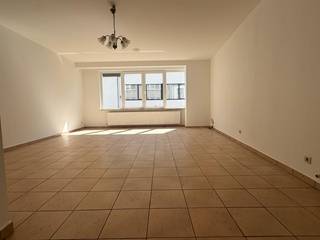 <br />Dit zeer goed onderhouden appartement op de eerste verdieping bevindt zich op wandelafstand van het charmante centrum van Herentals, winkels, openbaar vervoer, scholen, .... Indeling; inkomhal met vestiaire ruimte, zeer ruime woon-en eetkamer met veel lichtinval, keuken, afzonderlijke toilet, berging voor was- en droogmachine, badkamer en ruime slaapkamer met terras. Alle meters van gas, water en elektriciteit zijn afzonderlijk. Lift aanwezig. EPC 176 m². Voor meer informatie of vrijblijvend plaatsbezoek 0488/60.05.07