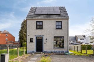 Op zoek naar een smaakvolle nieuwbouwwoning op een toplocatie?
Maar:
✔️ Je wil liever geen btw betalen?
✔️ Je wil geen jarenlange bouwperiode met alle stress en kosten van een brugkrediet?
✔️ Je wil een recente woning kopen onder de huidige bouwkost?
Dan heeft Casaconsult voor jou een uitzonderlijke opportuniteit. Omwille van persoonlijke omstandigheden komt deze quasi nieuwe halfopen bebouwing op de markt: een instapklare, futureproof woning die amper twee jaar geleden werd gebouwd en volledig werd afgewerkt volgens de hoogste hedendaagse normen.
Met een uitzonderlijk EPC A van slechts 19 kWh/m², zonnepanelen, een kwalitatief ventilatiesysteem van Renson, conforme elektriciteit en een voorbereide aansluiting voor een laadpaal, ben je hier helemaal klaar voor de toekomst.
Binnen geniet je van een lichtrijke leefruimte met open keuken die naadloos aansluit op het zonnige terras en de fraai aangelegde tuin. Een praktische berging biedt ruimte voor wasmachine, droogkast en extra opslag. Op de verdieping bevinden zich drie slaapkamers, een stijlvolle badkamer met zowel ligbad als inloopdouche en een apart toilet. Daarnaast beschikt de woning over een handige bergzolder.
Ook buiten werd aan alles gedacht. Achteraan vind je een gezellige overdekte zithoek en een praktisch tuinhuis, terwijl de ruime oprit vooraan plaats biedt aan maar liefst drie wagens.
De ligging vormt een extra troef: rustig wonen in een aangename straat, vlak bij het centrum en station van Erembodegem en met een vlotte verbinding naar de E40. Zo combineer je wooncomfort, energiezuinigheid en bereikbaarheid op een unieke manier.
Een jonge, volledig afgewerkte woning met alle voordelen van nieuwbouw, zonder de nadelen. Bovendien bestaat de mogelijkheid om aan te kopen aan slechts 2% registratierechten.
Laat deze buitenkans niet voorbijgaan en plan vandaag nog je bezoek.
