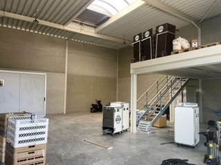 Cette nouvelle unité PME de 216 m², située le long de la Leuvensesteenweg à Kortenberg, est proposée à la location. Elle comprend un entrepôt de 180 m² et une mezzanine de 36 m².
Caractéristiques :
- Hauteur libre de 6 mètres
- Porte sectionnelle (4 m de large x 4,2 m de haut) + porte d'accès séparée
- Éclairage LED, sol en béton lissé et lanterneau avec évacuation de fumée et de chaleur
- Sanitaires présents
- Citerne d’eau de pluie de 3.000 litres par unité
- Contrôle d’accès par badge (Salto Homelok)
- Système d’alarme avec vidéosurveillance inclus
- 2 parkings extérieurs privés
Cette unité allie confort, sécurité et fonctionnalité – idéale pour les entrepreneurs à la recherche d’un espace de travail ou de stockage prêt à l’emploi.
Intéressé(e) ? N’hésitez pas à nous contacter pour une visite ou plus d’informations : 02.462.32.00