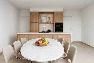 Op de eerste verdieping, in het hart van Lokeren, bevindt zich dit ruime en luxueuze appartement van 125 m². (waarvan 9 m² terras) Het maakt deel uit van Residentie Salus, een voormalige dokterswoning die met oog voor detail en respect voor authenticiteit werd omgevormd tot een stijlvol woonproject.<br /><br />De indeling bestaat uit een lichtrijke leefruimte met volledig uitgeruste keuken en aansluitende berging. Via de leefruimte heb je toegang tot het ruime terras van 9 m². Er zijn twee volwaardige slaapkamers, een moderne badkamer met mogelijkheid tot zowel bad als douche, en een apart gastentoilet. De eerste verdieping is zowel via de trap als met de lift bereikbaar, en de residentie is rolstoeltoegankelijk.<br /><br />Het nieuwbouwappartement is uitgerust met een geothermische warmtepomp, zonnepalen en voldoet aan de strengste energienormen wat bijdraagt tot een bijzonder laag verbruik.<br /><br />Bovendien is er een autostaanplaats, private fietsenberging en kelderberging inbegrepen.<br /><br />Dankzij de ligging in het centrum zijn de Markt, winkels, openbaar vervoer, horeca en scholen vlot te voet bereikbaar.<br /><br />Neem vandaag nog contact op voor meer informatie of een bezoek ter plaatse!