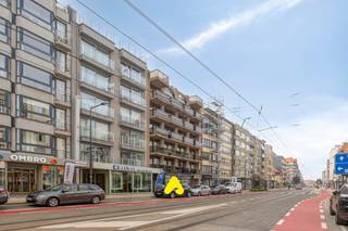 Het appartement omvat een inkomhal, lichtrijke leefruimte met aanpalend terras, ingerichte open keuken, apart toilet, aparte berging met aansluiting wasmachine, badkamer voorzien van lavabomeubel en ligbad, 2 slaapkamers beide met toegang tot het terras. <br /><br /><strong>TROEVEN :</strong><br />- EPC label A<br />- Recent gebouw (2009)<br />- Gelegen op 100m van strand<br />- Grote kelder inbegrepen (12m²)<br /><br /><em>Verplichte aankoop van een parkingplaats : € 36.000</em><br />