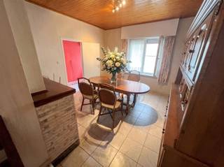 <h2><span>Knusse rijwoning met tuin in het centrum van Ename</span><span><br /><br /></span></h2><p><span>Op zoek naar een woning met renovatiepotentieel op een centrale ligging? </span></p><p><span><br />Deze knusse rijwoning in het hart van Ename, op slechts enkele kilometers van het centrum van Oudenaarde, biedt een mooie basis om uit te bouwen tot een gezellige starterswoning of opbrengsteigendom. </span></p><p><span>De woning beschikt op het gelijkvloers over een leefruimte met eetplaats, een keuken en een badkamer uitgerust met lavabo, toilet en douche. </span></p><p><span>Op de eerste verdieping bevinden zich drie slaapkamers, waarvan twee kleinere kamers en één ruime slaapkamer.</span></p><p><span> </span></p><p><span>Een belangrijke troef is het gerenoveerde dak. Daarnaast zijn de meeste ramen voorzien van PVC-profielen met dubbele beglazing.</span></p><p><span>Achteraan geniet de woning van een aangename tuin met gazon en diverse aanhorigheden, ideaal voor wie graag buiten vertoeft of extra bergruimte kan gebruiken.</span></p><p><span> </span></p><p><span>De woning dient volledig gerenoveerd te worden, maar biedt hierdoor tal van mogelijkheden om de indeling, afwerking en inrichting volledig naar eigen smaak te bepalen.</span></p><p><span> </span></p><p><span>Maak je afspraak via </span><span>jurgen@immodhondt.be</span></p><p><span> </span></p>