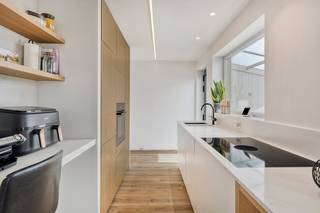 This ready-to-move-in and qualitatively renovated home is conveniently located in Roeselare, with an easy connection to major access roads.The lower floor was completely renovated: electricity, sanitary facilities and gas pipes were renewed and the spaces were opened up for a bright living environment. The finish was done with an eye for detail and quality, including veneer wood, custom cabinets and sustainable materials. The modern kitchen is equipped with high-quality appliances, including a Bora hob, and fits seamlessly into the living space.Strong investments were also made in terms of comfort and energy. The house has solar panels, a charging station, an air-air heat pump on the upper floor (cooling and heating) and an energy-efficient gas fireplace. Additional features include the electric gate, the electric shutter and dimmable LED lighting. The terrace was recently renewed and the garden has been fully landscaped.With four full bedrooms, a dressing room and a functional bathroom, this is an ideal family home.LayoutGround floor:- Entrance hall- Guest toilet- Bright living space with veranda- Fully equipped kitchen- Indoor garageFirst floor:- 4 bedrooms- BathroomLandscaped garden with renewed terraceInterested in this high-quality and ready-to-move-in home? Feel free to contact us for a visit:Jeroen Taillieu — 0493 25 14 33 — jeroen.taillieu@dewaele.comThe property is offered through the Pre-sale formula. On 04/04/2026 between 14:00 and 16:00, you can come visit the property by appointment and make an offer. The listed price is a starting price. For further information, please contact the property agent.