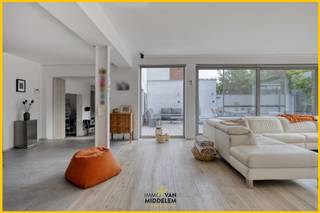 <strong>Achter deze gevel schuilt een verrassend ruime woning met lichtrijke leefruimtes. Deze gezinswoning is gelegen op een perceel van ca. 6a36ca en beschikt over maar liefst 5 kamers, een terras, zeer aangename tuin met bijgebouw én meerdere privatieve parkeerplaatsen, bereikbaar via de achterliggende Lombeekweg</strong>.<br /><br />De benedenverdieping werd volledig gerenoveerd in 2013.<br /><br />De bovenverdieping kan nog deels opgefrist worden, terwijl de zolderverdieping – bereikbaar via een vaste trap – verder afgewerkt kan worden tot extra kamers, hobbyruimte of bureau.<br />Een ideale opportuniteit voor wie ruimte zoekt en de woning graag verder naar eigen smaak afwerkt, op een zeer centrale ligging in Ternat, op wandelafstand van het treinstation, winkels (o.a. Delhaize en Lidl) en scholen.<br /><br />Indeling:<br />- Gelijkvloers: inkomhal met WC en wasplaats, lichtrijke woonkamer met schuifraam naar het terras en de tuin, een volledig uitgeruste keuken en een berging met toegang tot de tuin;<br />- Eerste verdieping: nachthal, 3 slaapkamers, bureau en badkamer met WC;<br />- zolder: 2 ruime zolderkamers van +/-32m² en +/- 26m²;<br />- bijgebouw van +/- 21m² in de tuin.<br /><br />Centrale verwarming op gas.<br />EPC: 174kwh/m² - label B (UC: 3837087) <br />Asbestveilige woning.<br />Vrij bij akte.