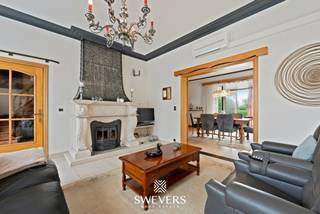 Voor meer info en foto’s, surf naar www.swevers.be – Deze verzorgde woning in Sint-Joris, Alken, combineert een praktische indeling met een...