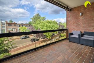 <p><span>Cet appartement spacieux situé au 2e étage dun petit immeuble avec ascenseur est proposé à la vente.</span></p><p><span> </span></p><p><span>À larrière de limmeuble, lappartement dispose dun garage box, disponible en option au prix de €25.000 .</span></p><p><span> </span></p><p><span>Nous entrons dans lappartement par un hall dentrée ouvert avec vestiaire. À lavant se trouve le magnifique séjour, particulièrement large. Grâce à sa situation en angle, il bénéficie dune belle luminosité naturelle provenant de deux côtés.</span></p><p><span>La cuisine est séparée. La possibilité de créer une cuisine ouverte est envisageable.</span></p><p><span> </span></p><p><span>À lavant, nous trouvons la première terrasse orientée sud-ouest, équipée dun store banne (10 m²).</span></p><p><span> </span></p><p><span>À larrière, le hall de nuit donne accès aux 2 chambres (12 m² et 16 m²). La plus grande chambre dispose dun dressing indépendant de 10 m². Il est donc potentiellement possible de créer une 3e chambre.</span></p><p><span>Les chambres donnent accès à une deuxième terrasse située à larrière, côté jardin de limmeuble (7,5 m²).</span></p><p><span> </span></p><p><span>La salle de bains est accessible depuis la grande chambre et dispose dune baignoire et dun double lavabo. Les raccordements pour la machine à laver se trouvent dans la buanderie séparée.</span></p><p><span>Les toilettes sont également séparées.</span></p><p><span> </span></p><p><span>Enfin, une spacieuse cave privative est comprise dans le prix!</span></p><p><span> </span></p><p><span>Atouts:</span></p><p><span> </span></p><p><span>- Appartement situé au dernier étage avec ascenseur</span></p><p><span>- Petit immeuble à larchitecture remarquable</span></p><p><span>- Appartement dangle</span></p><p><span>- Beau séjour particulièrement large</span></p><p><span>- Conforme aux normes en matière damiante</span></p><p><span> </span></p><p><span>PEB: 278 kWh/m²/an</span></p><p><span>Superficie selon mesurage PEB.</span></p><p><span> </span></p><p><span>Pour plus dinformations ou pour organiser une visite sur place, appelez le 03/449.42.41 ou consultez <span>www.habicom.be</span></span></p><p><span>Vous souhaitez connaître la valeur de votre habitation ? Découvrez-la gratuitement sur <span>www.watismijnhuiswaard.be</span></span></p>