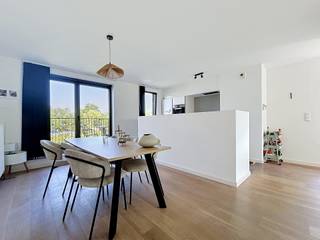 Nadine Crappéstraat 37: lichtrijk appartement gelegen op een rustige site.<br /><br />Indeling: inkomhal, berging met aansluiting voor wasmachine, master bedroom met toegang tot de tuin en eigen badkamer, lichtrijke leefruimte met open keuken en toegang tot het terras, 3 slaapkamers waarvan 1 met eigen badkamer, aparte badkamer met douchebad en dubbele lavabo en een buitenstaanplaats (P30).<br /><br />Huurprijs: € 1.500<br />Beschikbaar vanaf: 01/08/2026