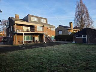 Dit commerciële handelspand in Kampenhout is gebouwd op een perceel van 9a 63ca. <br />Dankzij de uitstekende ligging in de dorpskern, met alle faciliteiten op wandelafstand, geniet het pand van een centrale en vlot bereikbare ligging, ideaal voor ondernemers.<br /><br />Het gebouw biedt verschillende mogelijkheden voor wie op zoek is naar kantoor- of praktijkruimte in Kampenhout. De binnenindeling is volledig flexibel: alle binnenmuren kunnen weggenomen en gewijzigd worden voor burelen, showroom, vrij beroep,... .Het kantoor is uitgerust met een alarmsysteem, camerabewaking en kogelvrij glas (voorheen bankkantoor). Bovendien is er voldoende parkeergelegenheid wat deze locatie extra aantrekkelijk maakt!<br /><br />Dit pand wordt verkocht inclusief het bovenliggend appartement met tuin en garage. Het appartement heeft een bewoonbare oppervlakte van maar liefst 250 m² en heeft drie slaapkamers, een ruime leefruimte met terras en onder dak een polyvalente ruimte die nog volledig naar wens kan ingericht worden. Ideaal om ondernemen en wonen te combineren! Het pand heeft reeds een basisakte, zodat het appartement wel afzonderlijk kan verhuurd of verkocht worden. Dit pand is dus zeker een investering waard!<br /><br />Kortom, dit commerciële kantoor mét ruim appartement in Kampenhout is een interessante optie voor ondernemers die op zoek zijn naar een centraal gelegen pand met voldoende ruimte voor hun activiteiten of een investering op een toplocatie.<br /><br />INDELING: zie plan bij downloads<br />Kelder: CV-lokaal, kelderruimte (60 m²) - kruipkelder.<br />GV: Inkomhal handelsruimte, receptie, burelen, vergaderzaal, archief, keuken, berging, 2 WC, aparte inkomhal appartement (160 m²).<br />V1: Hal, woonkamer, ingerichte keuken, terras, 3 slaapkamers, badkamer, apart toilet, traphal. (160 m²)<br />V2: Traphal, polyvalente ruimte en zolderbergingen (96 m²).<br />Bijgebouw: garage (30 m²).<br /><br />DIVERSEN:<br />Aparte tellers voor water en elektriciteit, CV op stookolie, Alu ramen: dubbel/hoogrendement/kogelvrij. Dak vernieuwd 2017. 7 parkeerplaatsen voor kantoor, 4 plaatsen voor appartement. Traplift naar appartement. Buitentrap aan terras naar tuin. Kantoor: Alarm, camerabewaking, airco, kluis. KI: appartement: 861 euro / handel: 1132 euro.<br /><br />WETTELIJKE VERMELDINGEN:<br />Gelegen in woongebied / Gelegen in een verkaveling / Geen voorkooprecht / Vergund / Geen gerechtelijke maatregelen opgelegd / EPC: Label D / Watertoets: P/G-score: A / Asbestveilig.