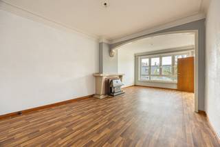 <p>Gelegen aan de De Bruynlaan 110 in Wilrijk vinden we dit aangename appartement van ca. 77 m², een interessante opportuniteit voor starters, ondernemers of wie op zoek is naar een appartement met mogelijkheden om volledig naar eigen smaak in te richten.<br /><br />De woning dateert uit 1955 en beschikt over een praktische indeling met een inkomhal, een lichte woonkamer, een aparte ruimte die dienst kan doen als bureau of slaapkamer, een keuken met toegang tot het terras, een slaapkamer en een badkamer. Dankzij de aanwezigheid van een afzonderlijke bureau-/slaapkamer biedt het appartement bovendien mogelijkheden voor wie wonen en werken graag wil combineren.<br /><br />Het appartement wordt verwarmd zonder centrale verwarmingsinstallatie en biedt bij een verdere renovatie de mogelijkheid om de technieken en afwerking volledig af te stemmen op de hedendaagse woonwensen. Reeds aanwezig zijn de PVC-ramen met HR-glas en met een EPC-label B (193 kWh/m²/jaar) beschikt de woning over een gunstige energetische basis.<br /><br />Het aangename terras vormt een mooie aanvulling en zorgt voor leuke buitenruimte. Mits de nodige opfriswerken kan hier een comfortabele en persoonlijke woning worden gecreëerd op een interessante locatie in Wilrijk.<br /><br />Interesse? Neem contact op via info laura@wellimmo.net of bel naar 03 225 00 68<br /><br />Bekijk alvast de videotour, het grondplan, gunstig EPC, asbestattest via onze Wellimmo-site (documenten)</p>