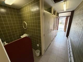 <p><span>Te koop: Multifunctioneel gebouw voor culturele, recreatieve of sportieve activiteiten in Sint-Maria-Lierde (deelgemeente van Lierde)</span></p><p><span>Bent u op zoek naar een </span><span>ruime en veelzijdige locatie voor activiteiten, evenementen of verenigingen</span><span>? In een rustige zijstraat van Sint-Maria-Lierde bevindt zich deze </span><span>karaktervolle parochiezaal met tal van mogelijkheden</span><span>.</span></p><p><span>Deze eigendom beschikt over een </span><span>multifunctionele zaal van ca. 230 m²</span><span>, ideaal voor culturele, recreatieve of sportieve activiteiten. Daarnaast is er een </span><span>zolderruimte van ca. 120 m²</span><span> die verder kan worden ingericht, wat extra potentieel biedt voor uitbreiding of bijkomende functies.</span></p><p><span>Het gebouw is praktisch ingericht en omvat onder meer:</span></p><ul><li><span>3 damestoiletten en 3 herentoiletten</span></li><li><span>Ruime ingerichte keuken</span></li><li><span>Gezellige bar</span></li><li><span>Berging en vestiaire</span></li><li><span>Multifunctionele ruimtes</span><span> geschikt voor diverse activiteiten</span></li></ul><p><span>Dankzij de </span><span>rustige ligging</span><span> en de </span><span>ruime indeling</span><span> is dit pand bijzonder geschikt voor </span><span>verenigingen, evenementen, workshops, culturele initiatieven of sportactiviteiten</span><span>.</span></p><p><span>Technische info:</span></p><ul><li><span>Centrale verwarming op mazout</span></li><li><span>Elektrische installatie niet conform</span></li></ul><p><span>Bent u geïnteresseerd in dit </span><span>unieke pand met veel mogelijkheden</span><span> in Lierde?<br />Reageer eenvoudig op de advertentie voor meer informatie of een bezoek. </span><span>Wij nemen vervolgens contact met u op om een afspraak in te plannen.</span></p>