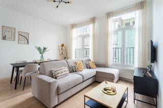 <p>Gelegen in de Kroonstraat, tussen het bruisende Zurenborg en het gezellige Moorkensplein, bevindt zich dit charmante duplexappartement. Op wandelafstand van zowel de Dageraadplaats als de Draakplaats geniet je hier van tal van leuke horecazaken en winkels, met bovendien vlotte verbindingen naar het centrum van Antwerpen. Een aangename en levendige omgeving waar jong en oud zich meteen thuis voelen.</p>
<p>Bij het betreden van het appartement op de tweede verdieping kom je binnen in een aangename, lichtrijke leefruimte waar grote raampartijen zorgen voor een open en ruimtelijk gevoel. Aansluitend bevindt zich de moderne open keuken, uitgerust met kwalitatieve inbouwtoestellen en voldoende werk- en opbergruimte, waardoor koken en gezellig samenzijn hier perfect hand in hand gaan.</p>
<p>Achteraan het appartement bevindt zich een ruime en rustige slaapkamer, voorzien van een ensuite badkamer met een comfortabele, ruime inloopdouche. Op de derde verdieping zijn er nog 2 kamers aanwezig die flexibel kunnen worden ingevuld, alsook een badkamer. Tot slot is er een praktische kelderberging aanwezig, die extra opslagruimte biedt.</p>
<p>Kortom, een instapklaar en stijlvol duplexappartement op een gegeerde locatie, waar comfort, ruimte en een bruisende buurt perfect samenkomen.</p>
<p>Interesse?<br />Contacteer LISTED voor een bezoek: +32 3 283 51 51.</p>