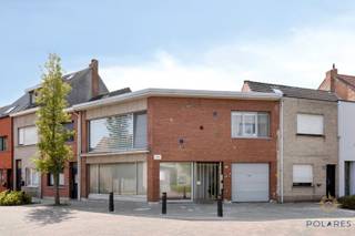 Bent u op zoek naar een zorgeloze investering met onmiddellijk rendement? Dit instapklare opbrengsteigendom in Hemiksem biedt u 2 appartementen, een garage en tal van troeven voor de slimme investeerder of koper.<br /><br />Met de huidige en potentiële huurprijzen kan dit gebouw een zeer interessant rendement opleveren, wat het tot een bijzonder aantrekkelijke investering maakt.<br /><br />Het vergunde gebouw onderging een renovatie en werd over de jaren heen goed onderhouden. Zo werd het dak geïsoleerd en de ramen vernieuwd, wat zorgt voor een hedendaags comfort en lage energiekosten.<br /><br />Gelijkvloers:<br />Appartement van circa 70 m² is momenteel verhuurd aan €700 per maand en EPC-label C. <br /><br />Verdieping 1:<br />Appartement van circa 100 m² met 2 slaapkamers en een EPC-Label B.<br />Dit appartement wordt momenteel bewoond door de eigenaars. Staan open om het te huren voor een korte periode na akte.<br /><br />Goed voor een haalbaar bruto-rendement van +- 5%.<br /><br />Beide appartementen beschikken over een conforme elektriciteitskeuring en een conformiteitsattest wat een zorgeloze investering garandeert. Daarbovenop beschikt het gebouw over een garage van 25 m², die kan dienen als extra opslag of als bijkomende verhuureenheid.<br /><br />Dankzij de ligging nabij winkels, scholen en openbaar vervoer, en met een vlotte verbinding naar Antwerpen en omliggende gemeenten, is dit eigendom niet alleen aantrekkelijk als investering maar ook ideaal voor wie op zoek is naar een combinatie van eigen bewoning en opbrengst. Plannen op www.polares.eu