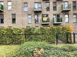 Dit appartement is rustig gelegen en kijkt op een groen plein.<br /><br />Via de lift komen we op de eerste verdieping en betreden we het appartement via de inkomhal die uitgeeft op zowel de woonkamer als de berging en een gastentoilet.<br />De woonkamer met open keuken kijkt uit op het terras waar je kan genieten van het zicht op het groene pleintje.<br />De keuken is uitgerust met een keramische kookplaat, een koelkast, een vaatwasser en een microgolfoven.<br /><br />Verder hebben we een ruime slaapkamer met aansluitend een leuke badkamer. De badkamer is uitgerust met een douche, een lavabo met spiegel en een sierradiator.<br /><br />In de huurprijs is ook een ondergrondse staanplaats en een extra berging begrepen.<br /><br />De gemeenschappelijke kosten bedragen 60 euro per maand en voor de verwarming betaal je een voorschot van 40 euro per maand. Dit is inbegrepen in de totale huurprijs van 800 euro.<br /><br />Hiervan ontvang je jaarlijks een afrekening op basis van uw werkelijk verbruik.<br /><br />Onmiddellijk beschikbaar <br /><br />De troeven:<br /><br />- Energiezuinig<br />- Terras<br />- Centrum Geel<br />- Rustige ligging<br />- Ondergrondse autostaanplaats<br />- Verlichting geïnstalleerd<br /><br />Heb je interesse? Vraag uw bezoek aan via onze website https://www.immovl.be/te-huur/list en druk op de knop 'IK WENS EEN BEZOEK'.