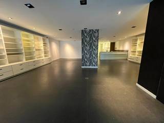 <strong>Handelspand van ca. 330 m² in het winkelcentrum van Mol</strong><br /><br />Bent u op zoek naar een commerciële toplocatie in het hart van Mol? Dan is dit gelijkvloerse handelspand van <strong>ca. 330 m²</strong> zeker een bezoek waard.<br /><br />🌸 <strong>Tot voor kort was dit pand ingericht als bloemenzaak</strong> en vandaag is deze inrichting nog volledig aanwezig.<br />Vooraan vindt u een ruime en lichtrijke winkelruimte met grote etalages, terwijl achteraan een praktische opslagruimte voorzien is. Ideaal voor stock of als werkruimte.<br /><br />✨ Dankzij de open indeling kan het pand eenvoudig aangepast worden aan uw eigen concept.<br />Hoewel het momenteel perfect geschikt is voor een bloemenzaak, zijn ook tal van andere handelsactiviteiten hier mogelijk.<br /><br />💄 Op deze locatie was vroeger jarenlang een parfumerie gevestigd, waarbij achteraan ook ruimtes voorzien waren voor gelaatsverzorgingen en behandelingen.<br />Dit benadrukt de veelzijdigheid van het pand en de verschillende commerciële mogelijkheden.<br /><br />Indeling<br />✔️ Ruime winkelruimte met grote etalages<br />✔️ Achterliggende opslagruimte<br />✔️ Praktische werkruimte<br />✔️ Sanitaire voorzieningen<br />✔️ Airco<br /><br />📍 Gelegen in het winkelcentrum van Mol. U geniet hier van een uitstekende zichtbaarheid en een constante passage van winkelend publiek.<br /><br />📞 Interesse? Contacteer ons vrijblijvend voor meer informatie of plan een bezichtiging.