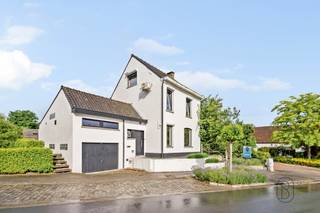 Unieke kans: instapklare woning op een unieke ligging aan de voet van het Kluisbos!<br /><br />Indeling: inkomhal, badkamer, bureauhoek, toilet, gezellige leefruimte met zithoek, open ingerichte keuken met stijlvolle glazen uitbouw en een multifunctionele ruimte die kan dienen als praktijkruimte, slaapkamer, bureauruimte, ..., voorzien van een aparte inkom. Verder beschikt de woning over een kelder, garage, berging en technische ruimte voor de centrale verwarming.<br />Op de eerste verdieping bevinden zich de nachthal en 2 slaapkamers.<br />De tweede verdieping omvat een ruime zolderslaapkamer.<br /><br />Buiten geniet u van een ruim terras en een aangename tuin, ideaal om in alle rust te ontspannen.<br /><br />TROEVEN:<br /><br />- Instapklare woning met praktische indeling<br />- Gelegen op een toplocatie aan de voet van het Kluisbos<br />- Zonnepanelen aanwezig<br />- Multifunctionele ruimte met aparte toegang, ideaal voor vrij beroep, praktijk of hobbyruimte<br />- Garage, kelder en extra bergruimtes aanwezig<br />- Ruim terras en gezellige tuin<br /><br />Meer info of een bezoek? Neem gerust contact op: charlotte@immobeguin