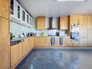 ZEER RUIM APPARTEMENT IN CENTRUM IEPER HET APPARTEMENT IS INGEDEELD ALS VOLGT: GELIJKVLOERS:RUIME INKOMHAL MET MOGELIJKHEID OM FIETSEN TE PLAATSEN EN...