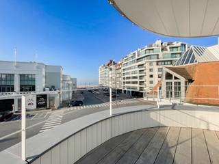 Exclusieve villa: Uitzonderlijk volledig gerenoveerde villa met een mooi zeezicht.<br />De woning is afgewerkt met kwalitatieve materialen en met oog op detail. Vanuit de woning kan men genieten van een prachtig zeezicht.<br />Indeling: ruime inkom met gastentoilet en vestiaire. Lichtrijk salon, eetkamer uitgevend op west gericht terras. Volledig geïnstalleerde open keuken voorzien van Miele apparaten (oven, combi-oven, wijnkast, koelkast, vaatwasser, ) en Quooker-kraan .Vanuit de keuken heeft men toegang tot het tweede terras en achtertuin. De mooi aangelegde tuin is voorzien van verlichting en besproeiingssysteem.<br /> Op de eerste verdieping: <br />Masterbedroom met ingemaakte kasten met aanpalend een douchekamer en apart toilet. Vanuit de masterbedroom kan men genieten van een prachtig zeezicht. Tweede en derde volwaardige kamer. Douchekamer. Apart toilet op de nachthal. Op de tweede verdieping: Apart toilet. Vierde volwaardige slaapkamer met een prachtig zeezicht en een ruim terras, badkamer en aparte dressing. Kelderverdieping: Volledig ingerichte kelderverdieping met raampartijen bestaande uit een mudroom, berging, wasplaats, polyvalente ruimte en douchekamer. Ruime inpandige garage en meerdere staanplaatsen aan de woning voorzien met een laadpaal. De energiezuinige hoekvilla is een absolute aanrader gezien de ligging, afwerking, het prachtig zeezicht, ruime parkeermogelijkheden, voorzien van een warmtepomp, airconditioning en domoticasysteem.