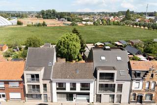 <p>Wie zoekt naar een woning waar wonen en werken perfect gecombineerd kan worden, is deze handelswoning een unieke opportuniteit!</p>
<p></p>
<p>De commerciële ruimte omvat een praktijkruimte van maar liefst 25 m², aangevuld met een wachtzaal, receptieruimte, toilet en een extra bergruimte van 4 m². Hierdoor is dit pand uitermate geschikt voor tal van vrije beroepen, zoals een kinesitherapiepraktijk, huisartspraktijk, tandarts, schoonheidssalon, nagelstudio, bureauruimte of andere zelfstandige activiteit.</p>
<p></p>
<p>Aansluitend bevindt zich een ruime privéwoning met de mogelijkheid om tot vijf slaapkamers te creëren. Dankzij de royale indeling biedt deze woning alle ruimte om volledig naar eigen smaak en wensen in te richten.</p>
<p></p>
<p>Buiten geniet u van een zeer aangename, grote tuin met een extra uitweg, ideaal voor een vlotte bereikbaarheid. Verder beschikt het pand over een oprit en garage, wat zorgt voor extra comfort en voldoende parkeermogelijkheden.</p>
<p></p>
<p>Troeven op een rij:</p>
<ul>
<li>Handelswoning met enorm potentieel</li>
<li>Praktijkruimte van 25 m² met wachtzaal, receptie, toilet en berging</li>
<li>Ruime privéwoning met mogelijkheid tot 5 slaapkamers</li>
<li>Grote, zonnige tuin met extra uitweg</li>
<li>Oprit en garage</li>
<li>Geen renovatieverplichting!</li>
<li>Ideaal voor een combinatie van wonen en werken of als investering</li>
</ul>
<p></p>
<p>Een unieke kans voor wie op zoek is naar een eigendom met tal van mogelijkheden op een aantrekkelijke locatie. Ontdek zelf het potentieel van dit veelzijdige pand en plan vandaag nog uw bezoek op nummer 0470/79 66 20</p>
<p></p>
<p><strong><span>Opmerking:</span></strong><span> Sommige foto's werden gemaakt en/of bewerkt met behulp van AI (kunstmatige intelligentie). De oorspronkelijke toestand kan tijdens een bezoek ter plaatse worden bekeken. </span></p>
<p>De opgegeven informatie en oppervlaktes zijn informatief en niet bindend.</p>