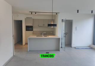 Dit modern nieuwbouwappartement te huur in Sint-Kruis is bereikbaar via de trappenhal en combineert hedendaags comfort met een aangename,...
