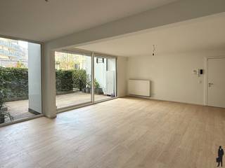 Ontdek dit ruim en lichtrijk gelijkvloers appartement gelegen te Lammekensraamsveld 6 bus 2, 2000 Antwerpen. Met een bewoonbare oppervlakte van ca. 130 m², een aangenaam zuidgericht privatief terras en een gunstige EPC-score B, biedt dit appartement een ideale combinatie van ruimte, comfort en een rustige woonomgeving in de stad.<br /><br />GA NAAR WWW.DEBOERENPARTNERS.BE OM RECHTSTREEKS UW ONLINE AFSPRAAK IN TE PLANNEN<br /><br />Indeling:<br />Inkomhal<br />Zeer ruime en lichtrijke leefruimte met grote raampartijen en directe toegang tot het terras<br />Open, volledig uitgeruste keuken<br />Drie volwaardige slaapkamers<br />Badkamer met ligbad/douche en dubbele lavabo<br />Extra douchekamer<br />Apart toilet<br />Praktische berging/wasplaats<br />Aangenaam privatief terras<br /><br />De leefruimte vormt het hart van het appartement en staat dankzij de grote schuiframen in directe verbinding met het terras, wat zorgt voor een aangenaam gevoel van ruimte en licht. De open keuken sluit hier mooi op aan en maakt het geheel bijzonder praktisch en gezellig.<br /><br />Bijzonderheden:<br />Aparte berging<br />Garagebox mee aan te huren aan €200/maand<br />Vaste kosten €150/maand<br />Onmiddellijk beschikbaar <br /><br />GA NAAR WWW.DEBOERENPARTNERS.BE OM RECHTSTREEKS UW ONLINE AFSPRAAK IN TE PLANNEN