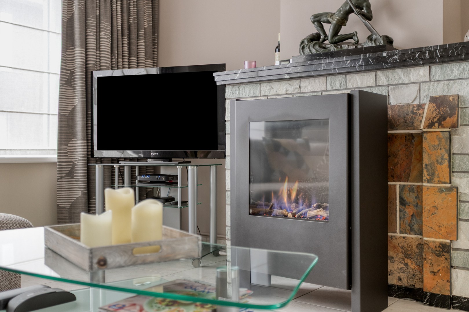 Ruime tussenwoning met 3 slaapkamers, garage met uitweg en zuidgerichte tuin op centrale ligging te Roeselare - foto 5