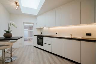 Deze charmante woning, op wandelafstand van het centrum van Harelbeke en het natuurdomein De Gavers, werd zopas volledig vernieuwd. Van...