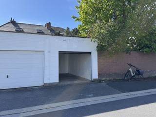 Goed gelegen garage(2.80m*5.65m) met sektionaalpoort, nabij Antwerpsesteenweg-Eikestraat.Makkelijk bereikbaar en direct beschikbaar.