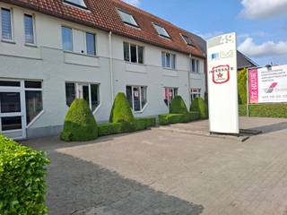 Gelijkvloerse kantoorruimte van 115m² op de Peerderbaan, vlakbij de Noord-Zuid verbinding en het centrum van Hechtel. Aan de achterzijde van...